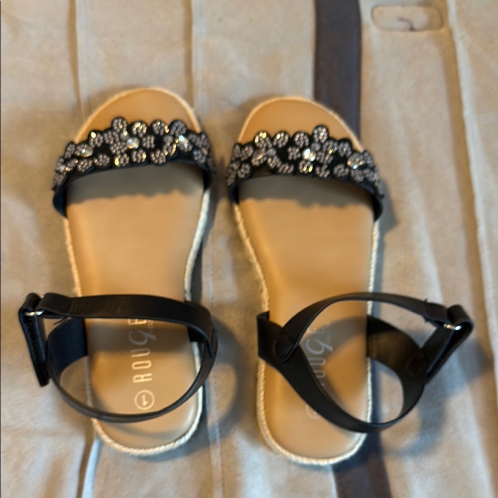Rouge Helium Kids Sandals - Black and Cream